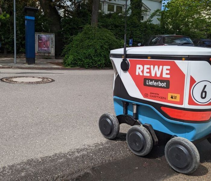 Der Einsatz eines KI-gesteuerten Lieferbots ermöglicht es REWE, die bestellten Waren bis zur Haustür der Kunden zu liefern. (Foto: REWE.)