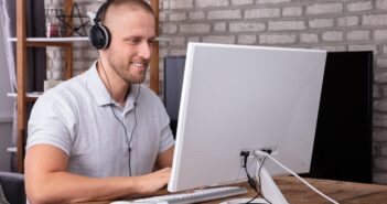 Ein Mann spielt Bubble Shooter am Desktop. (Foto: AdobeStock_237773125 Andrey Popov)