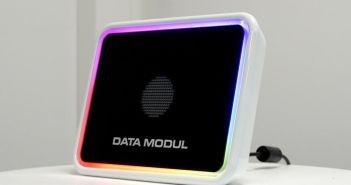 Systemintegrator bietet modulare komplette Glas-Audio-Lösungen aus einer Hand weltweit DATA MODUL integriert Lautsprecher und Mikrofone nahtlos hinter (Foto: DATA MODUL)