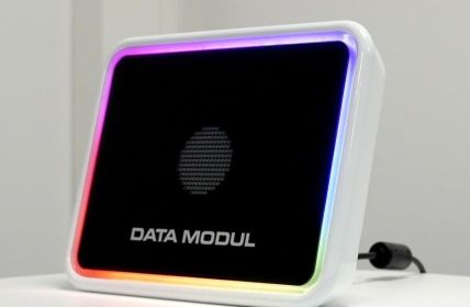 Systemintegrator bietet modulare komplette Glas-Audio-Lösungen aus einer Hand weltweit DATA MODUL integriert Lautsprecher und Mikrofone nahtlos hinter (Foto: DATA MODUL)