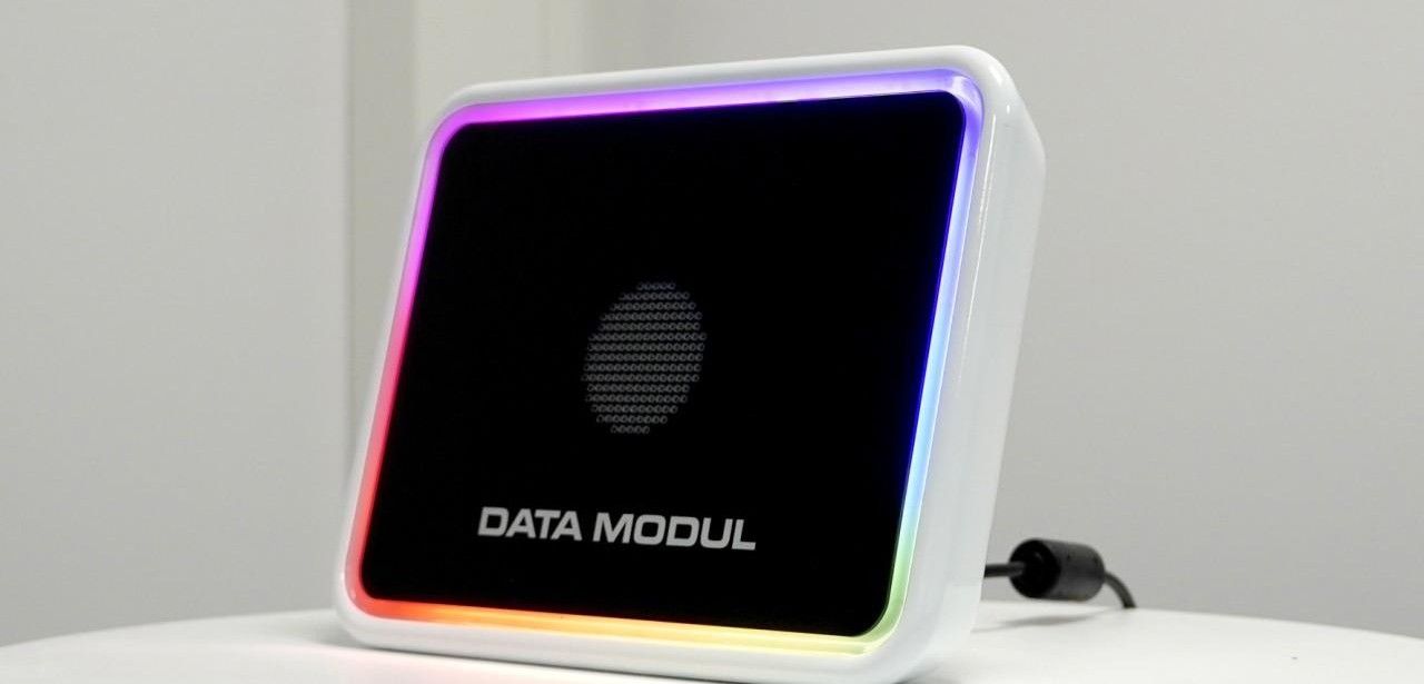 Systemintegrator bietet modulare komplette Glas-Audio-Lösungen aus einer Hand weltweit DATA MODUL integriert Lautsprecher und Mikrofone nahtlos hinter (Foto: DATA MODUL)