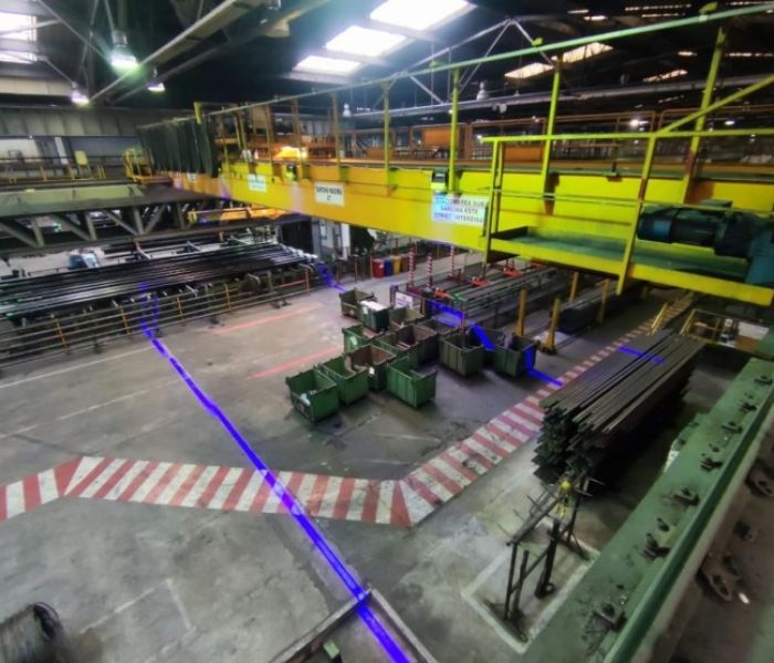 Um bewegte Kranlasten wird eine Sicherheitszone errichtet (Foto: Protech s.r.l.,)