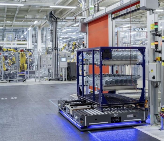Tuenkers omni flat bed AGV for automotive industry (Foto: Volkswagen AG)