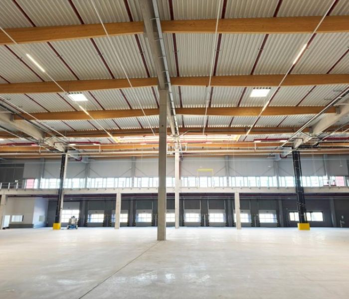 60.000 Quadratmeter Logistikfläche, 13 Meter Raumhöhe und 82 Tore (Foto: KÜBLER GmbH Energiesparende Hallenheizungen)
